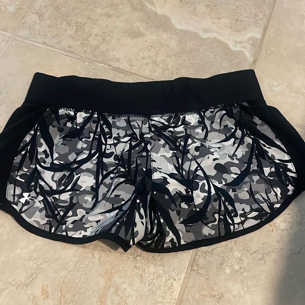 WOMENS UNDER ARMOUR SHORTS SIZE M